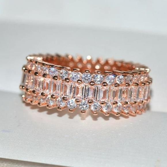 NEW 18K ROSE GOLD DIAMOND ENGAGEMENT RING, CUTE RING, SHINY RING. - Picture 3 of 4